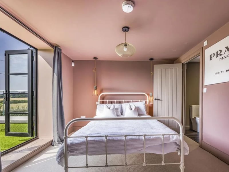 This home has stunning surroundings and is set in the heart of the countryside. 