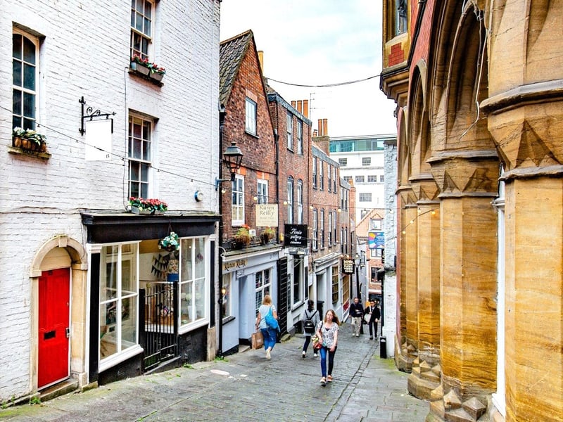 During the 1600s, there was a gallows at the top of the steps where people were hung for days. It's said that many people still hear the sounds of a man screaming at the location. A young Victorian girl and a ghostly lady dress all in black have also been spotted in the area.