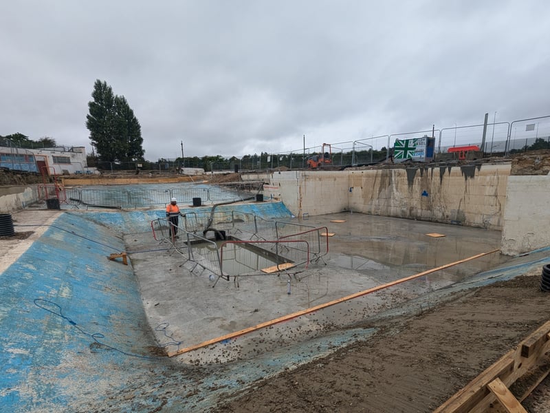 The team have continued to pour concrete into the bottom of the pool, with another 750mm to go on the level shown above. The 'pressure release wells' that the team saw in last fortnight's bulletin have mainly been covered up. Once finished, the pool will be 2.6m deep at the lowest point.
Once this is complete, the first of the stainless steel dowels will go in to reinforce the pool, before it is re-lined.