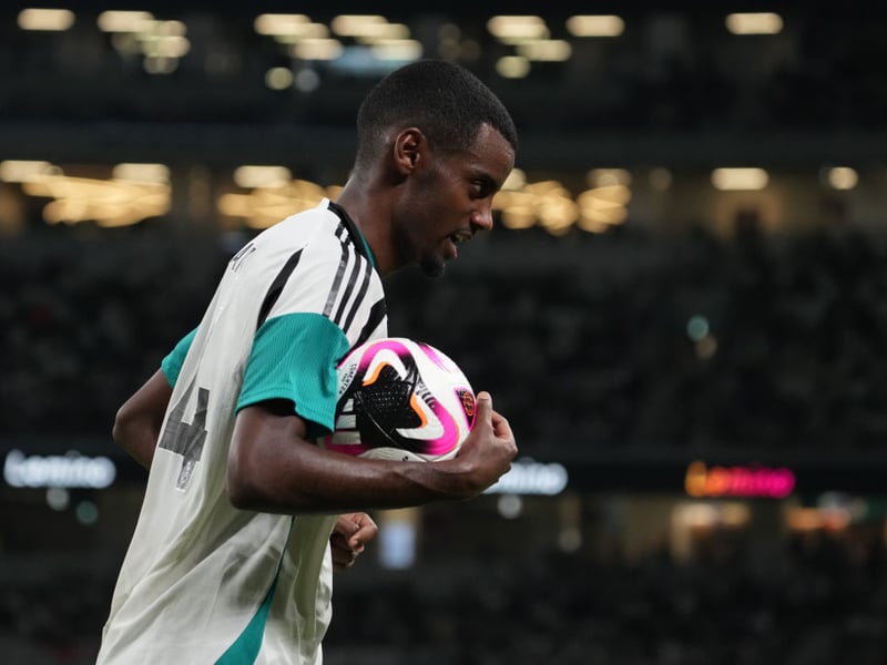 The Swedish striker is one of the EPL's most potent forwards. He scored 21 league goals last season and has four goals in his last six league games. He started his season with a nice assist in the opening day win over Southampton. The Magpies face an away clash against Bournemouth this Sunday and Eddie Howe's side will look to Isak as the man to score the goals.