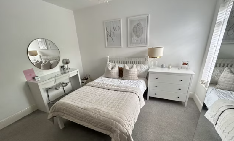 The listing says: "Located in the very heart of Shanklin, just a short stroll from the shops, schools, beaches bus & train links, is this sizeable 4 bedroom semi detached character property." 