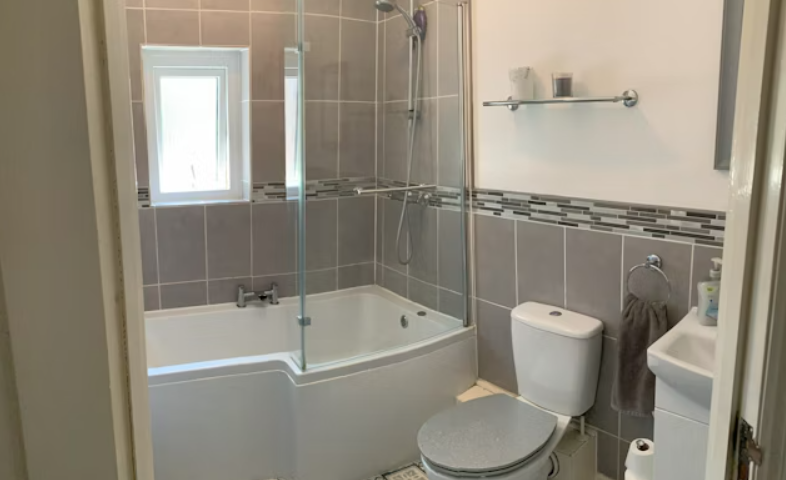 The listing says: "This recently refurbished and well maintained spacious property briefly consists of a lounge and large kitchen diner, four bedrooms, a family bathroom garage and gardens." 