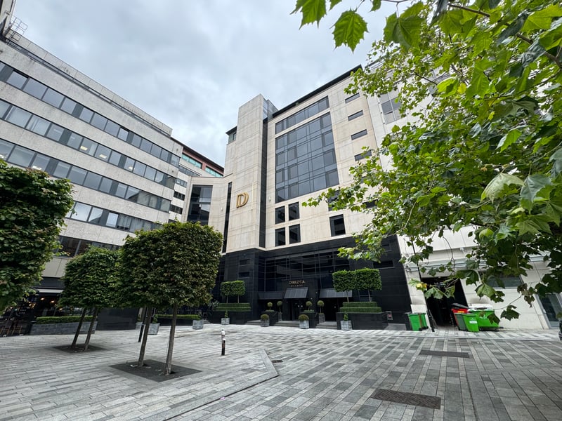 Consistently ranked as one of the best hotels in the city, Dakota offers a dark, moody, and ultra-luxurious vibe just a 4-minute walk from the station. Known for its impeccable service and the Dakota Grill, it’s the perfect choice if you're looking for a sophisticated boutique experience. 🧳 8 Russell St, Leeds LS1 5RN