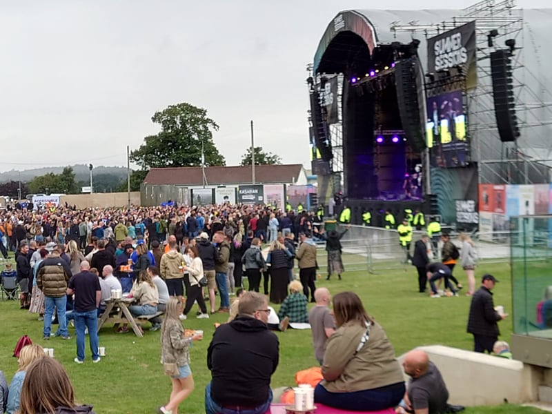 With the tunes and the fans from the 1990s and naughties, Summer Sessions Edinburgh definitely had some old T in the Park vibes from the festival's heyday. And with the Royal Highland Showgrounds sitting next to Edinburgh Airport the venue also felt like a smaller version of the legendary Balado airfield home of Scotland's largest ever music festival.