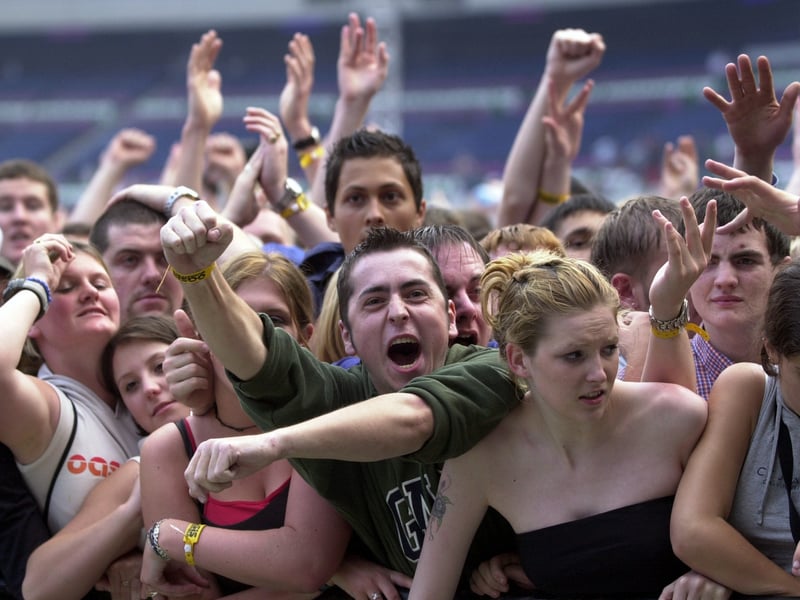 The Murrayfield front row's reaction to Oasis arriving onstage.