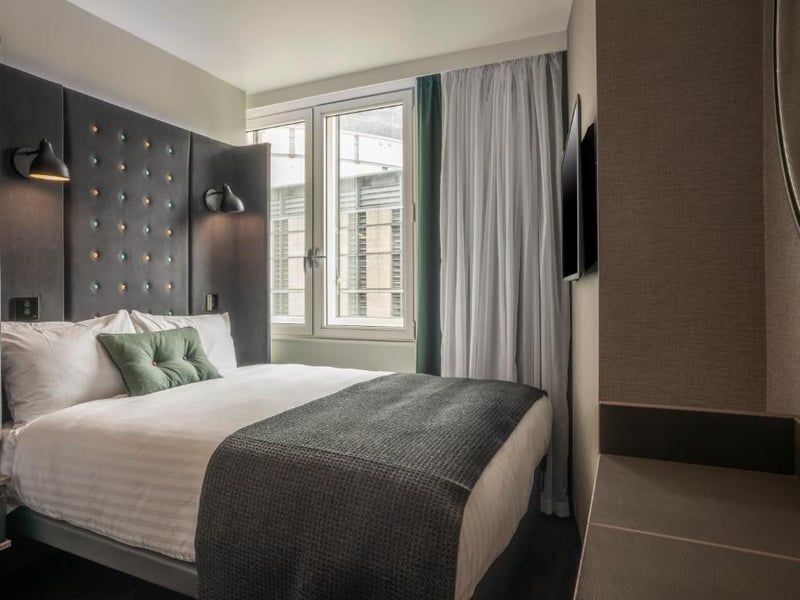 Offering budget and compact accommodation to travellers, the Point A Hotel Edinburgh Haymarket is around a half an hour walk from Murrayfield.