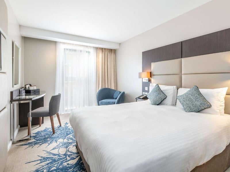 From its location on Gardner’s Crescent, the Mercure Edinburgh Haymarket Hotel is thirty minutes away from Murrayfield Stadium.