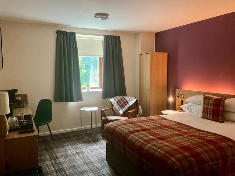 For those looking for somewhere with on-site parking, the Britannia Edinburgh Hotel has spaces available and is just a 31 minute walk from its location on Belford Road.