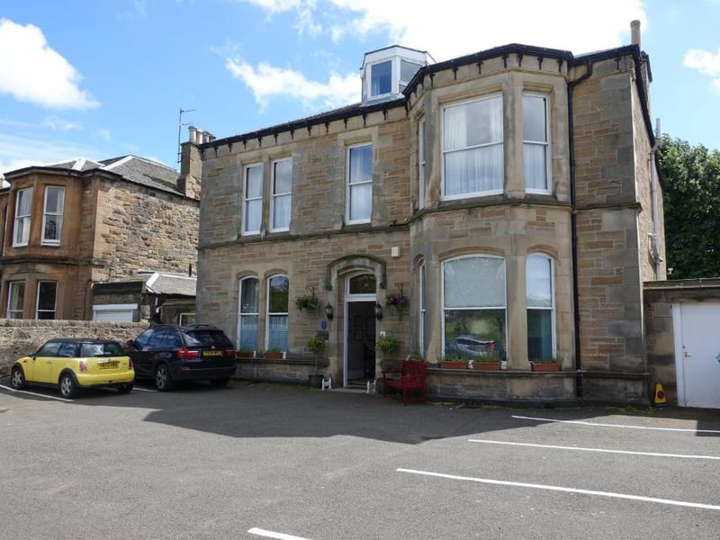 Located along the A8, Ashgrove House is another practical option for Oasis fans which is just a 15 minute walk from Murrayfield.