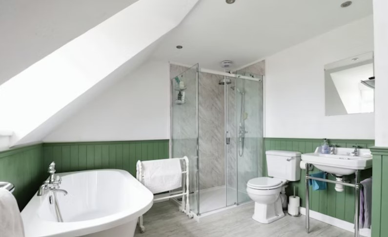 The listing says: "This truly stunning 4 bedroom detached character cottage which is nestled on the outskirts of rural Chale is an ideal family home."