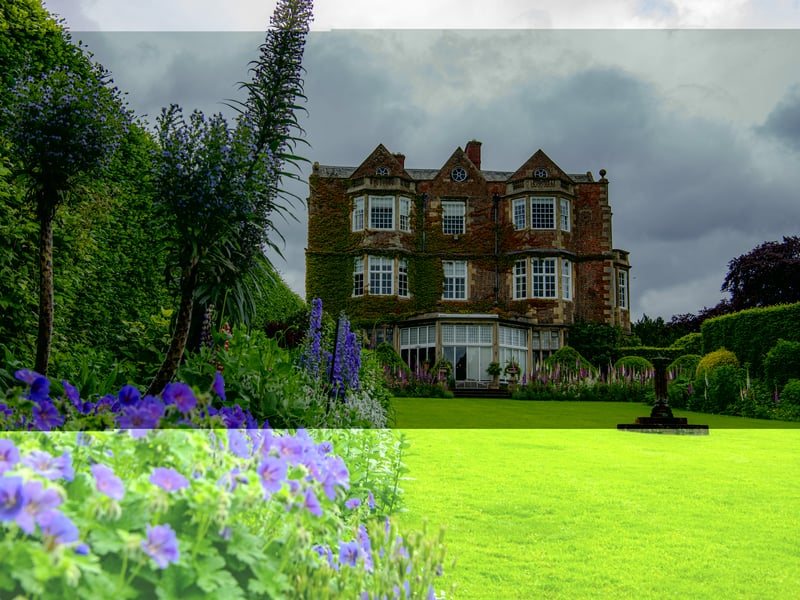 Offers fine dining with an emphasis on local and seasonal produce.
