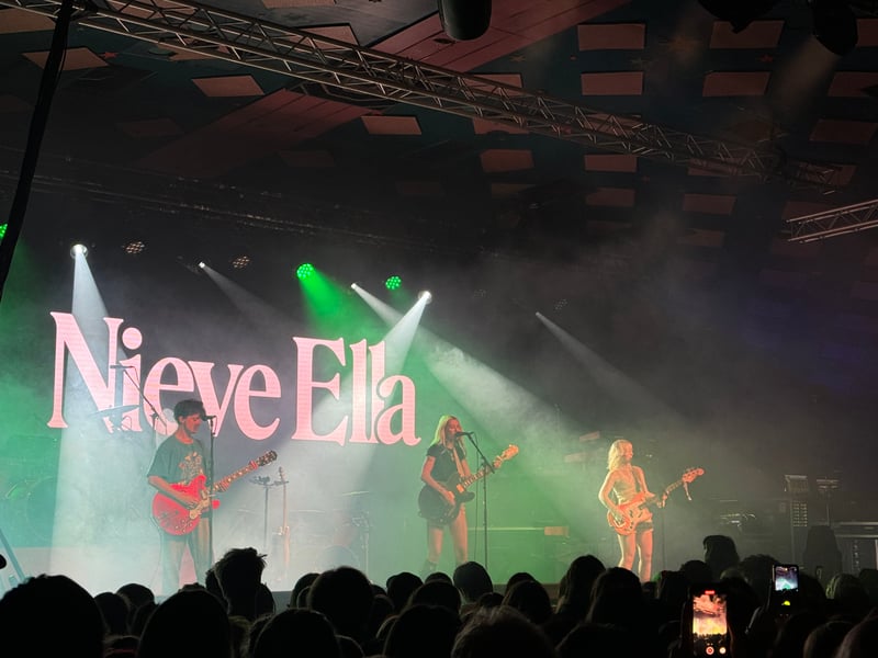 The audience knew every word of Nieve Ella's songs.