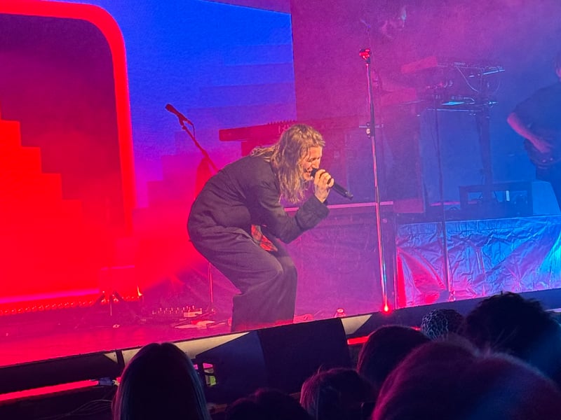 Girl in Red started her Barrowland show with the title track from her new album, DOING IT AGAIN BABY.