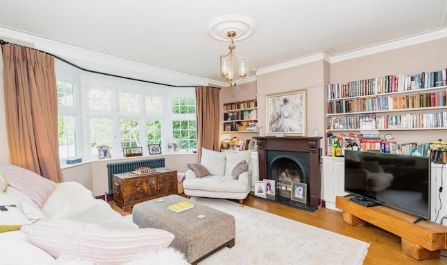 This home comes with three bedrooms, a spacious kitchen and living space, a lovely garden, an office, a bathroom and a toilet.