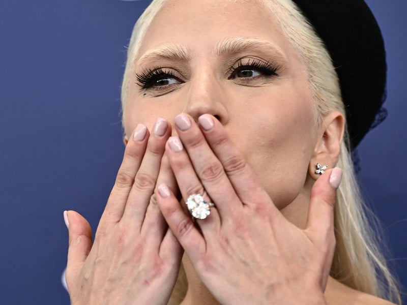 The ring in question that has led to the current relationship status speculation of the Academy Award winner.