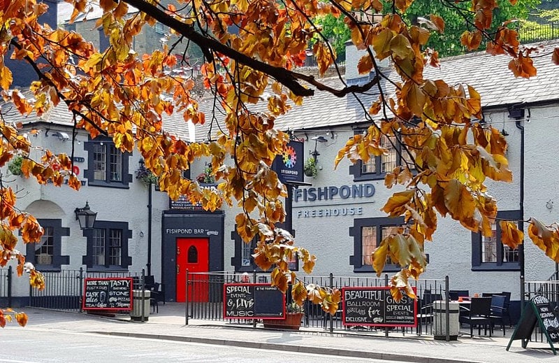 The Fishpond in Matlock has a 4* rating from 1,065 reviews. TripAdvisor says: “The Fishpond Matlock Bath represents the ultimate freehouse experience for the people and visitors of Matlock Bath. Offering an unsurpassed range of traditional beers, continental lagers, fine wines, spirits and soft drinks, the bar is a great place to meet with friends or family.”