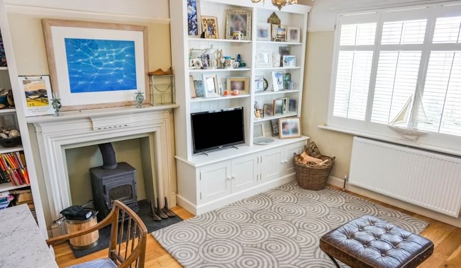 This property comes with four bedrooms, a lovely living space and a fantastic garden.