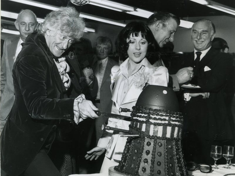 Dr Who ( Jon Pertwee ) and Sarah Jane Smith ( Elisabeth Sladen ) with a chocolate Dalek baked specially for the opening of the Dr Who Exhibition in Blackpool