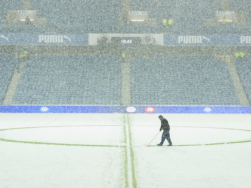 The snow continues to fall at Ibrox as Rangers prepare to face Hearts in 2015.