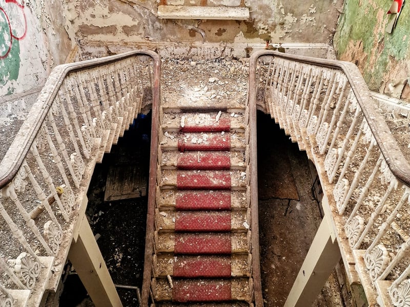 He said: "The absolute money shot of this place is without doubt the gorgeous staircase still displaying the red carpet runner."