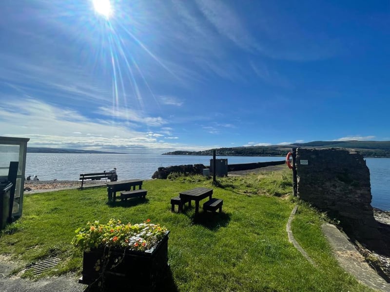The Strone Inn sits on the seafront of the village on the Cowal Peninsula where the north shore of the Holy Loch becomes the west shore of the Firth of Clyde
