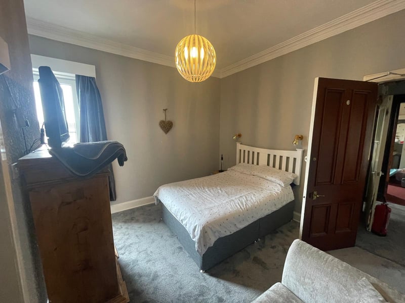 The hotel has six comfortable en-suite guest rooms.