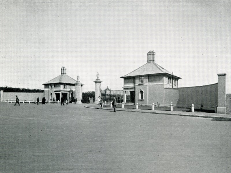 The main entrance to Stanley Park, near Mere Road