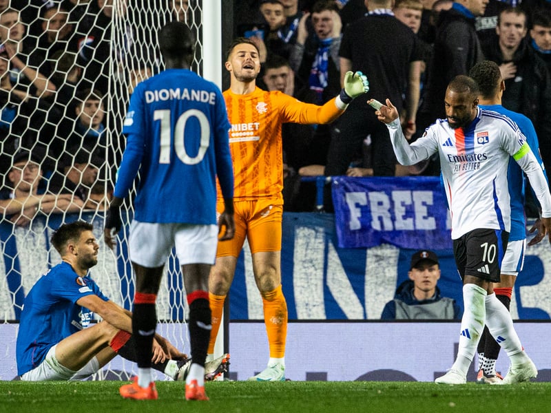 Reinstated into the team after missing the Hibs match, the Ivorian struggled to keep pace with the Lyon technicians. 4