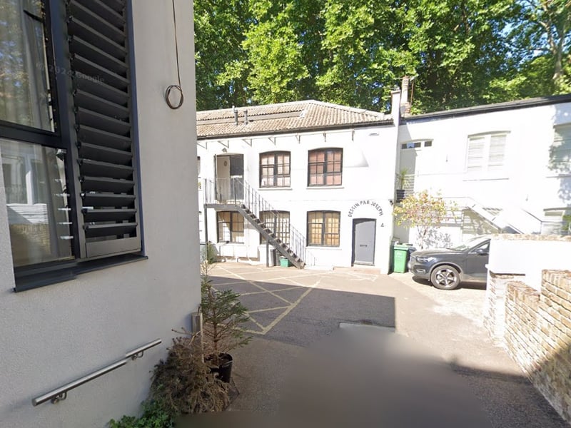 There were 386 survey forms sent out to patients at Park End Surgery in Hampstead Heath. The response rate was 30%, with 115 patients rating their overall experience. Of these, 79% said it was very good and 15% said it was fairly good.