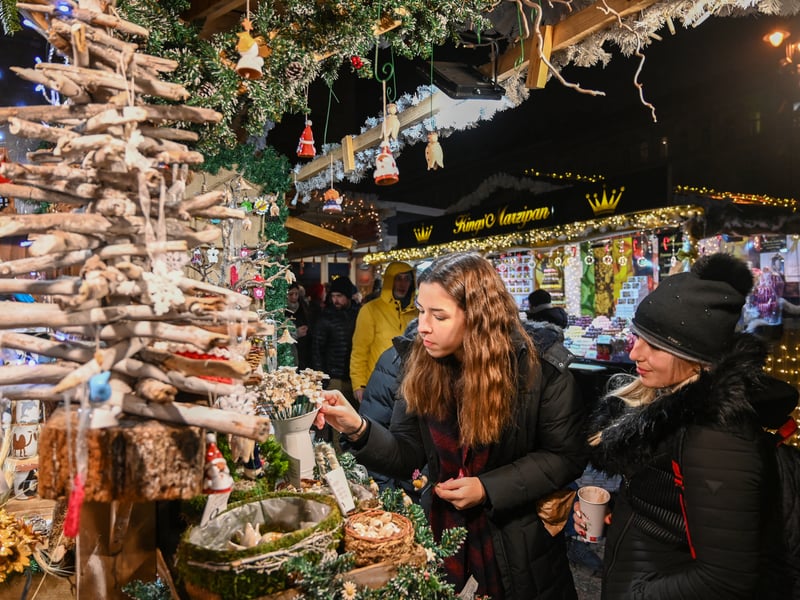 This free, family-friendly event takes over the High Street, Bowen Square, Foundry Walk, and Sheaf Street in the town centre. It features market stalls, street entertainment, and often includes a visit from Santa, making it the primary festive hub for West Northamptonshire. 🗺️ Daventry High Street, NN11 4HU