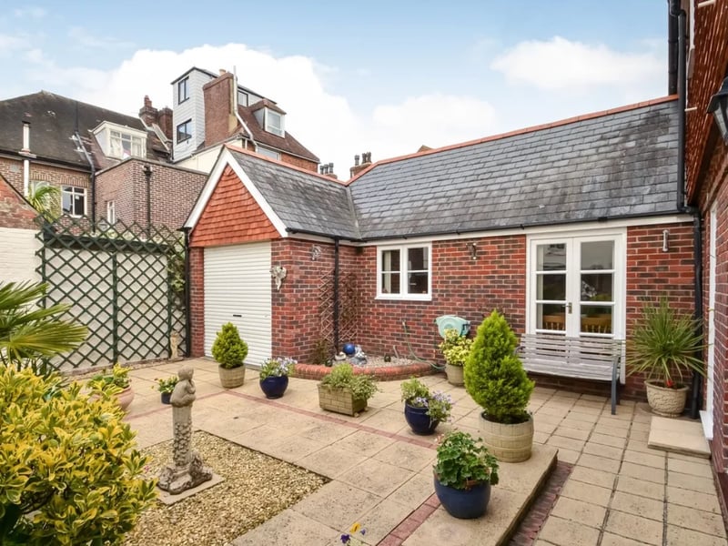 For more information about this home, visit the Zoopla website or the Fine and Country Drayton website.