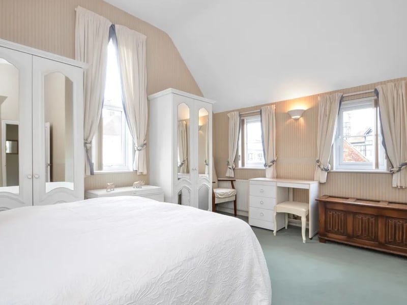 This home comes with three bedrooms, two bathrooms and two reception rooms and it has been recently added to Zoopla.