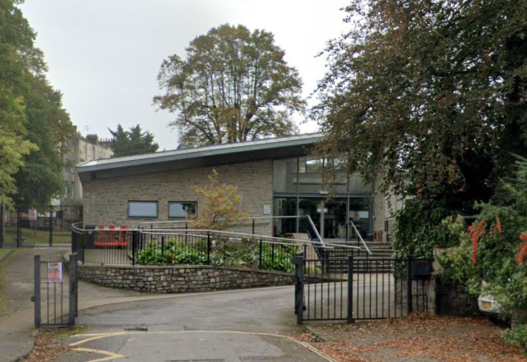 Christ Church Church of England Primary School, located on Royal Park, achieved an average score of 109 in reading and 106 in maths. 71% of pupils met the expected standards in KS2 and 14% achieved a higher standard. Current Ofsted rating: Outstanding.
