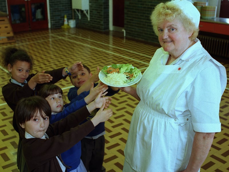 18 memorable retro photos of dinner ladies at Blackpool schools back to ...