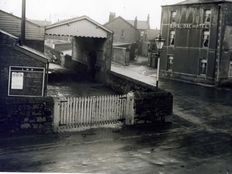 Junction of Breck Road and Station Road in the early 1900s. The Royal Oak was one of Poulton's long established pubs and was once popular with the workers of the adjacent British Railway goods sidings.  