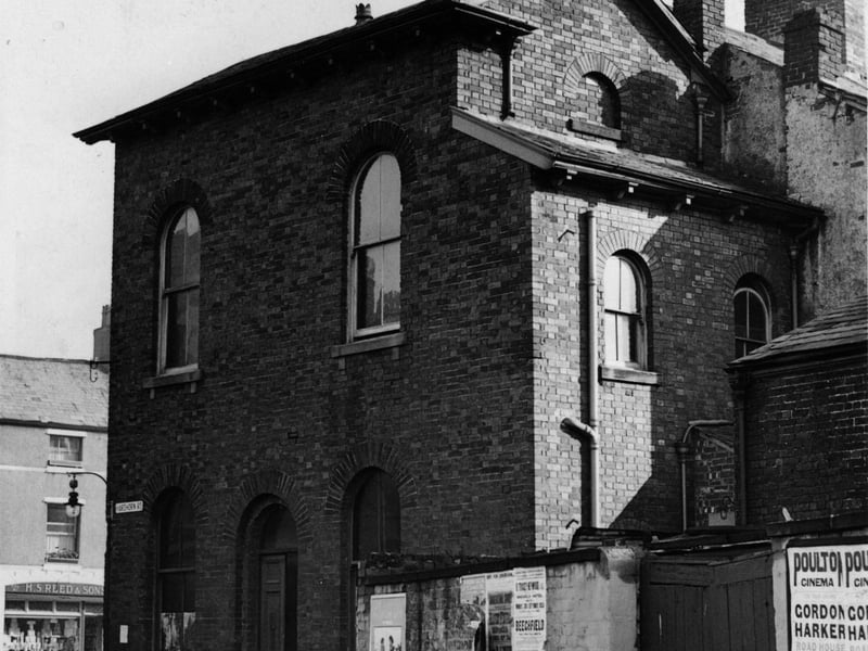 Hardhorn Road corner of Queens Square in 1935.
In 1900 a building on this corner housed the County Court. By 1935 this newer building housed Poulton Institute, later becoming the town's library. When that was replaced by the new building on Blackpool Old Road in 1964 it was used by a number of local organisations including the WRVS meals on wheels service and the Poulton Urban District Council Luncheon Club