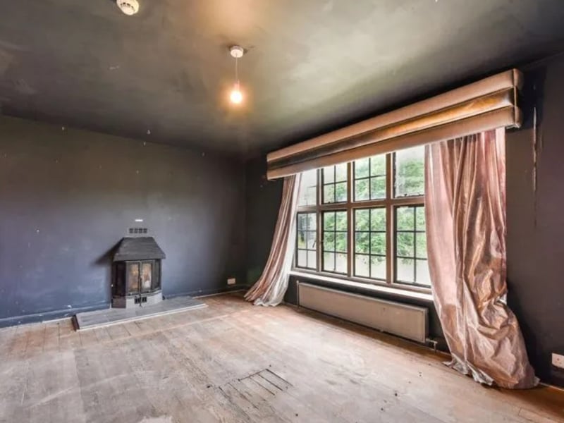 The listing says: "Platts Green House (also formerly known as Hydehurst Farm) comprises a substantial detached family home including three reception rooms, nine bedrooms and four bath/shower rooms spread over three floors plus a one-bedroom annexe."