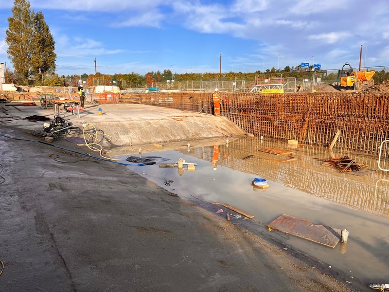 As the base of the pool has had the final concrete pour, the team are now preparing the sides of the pool. The steel work is going in, and then the sides will be concreted too