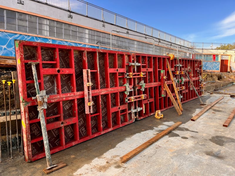 To concrete the sides the team will need to use this 'shutter', which is a temporary support to hold the wet concrete in place until it hardens and sets. If this wasn't used the concrete wouldn't set in the right shape, but also wouldn't have the strength it needs. 