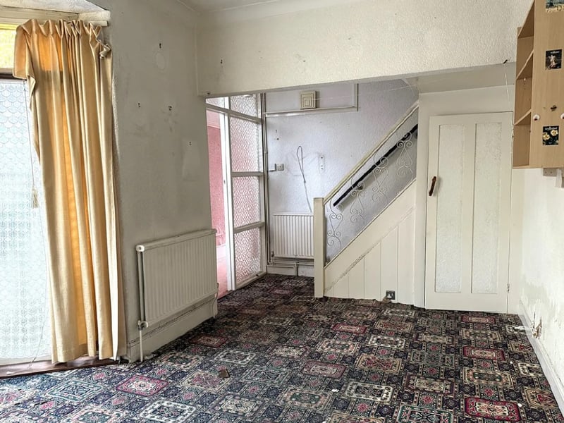 The listing says: "Situated off Queen’s Road, close to local shopping/travelling facilities and within easy reach of Portsmouth City Centre including Portsmouth & Southsea Rail Station. Kingston Park is also nearby." 
