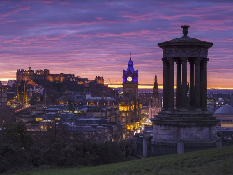 Watching the orange light brush against the city’s historic buildings and cobbled streets is what makes a sunset in Edinburgh so distinctive. The city transforms into a canvas of warm hues, illuminating its iconic landmarks with a soft, glowing light. The way it plays across the city’s stone architecture makes it a favourite location for capturing the perfect sunset shot. For an unforgettable sunset, take a stroll up Calton Hill, where you can admire the views from every angle. You’ll be treated to the sights of Edinburgh Castle, Arthur’s Seat, and the Greek columns of the National Monument.