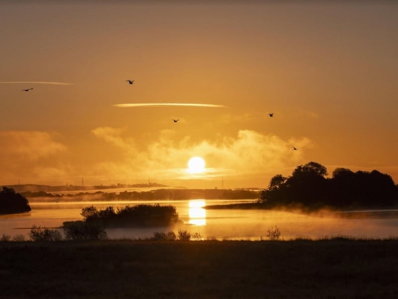 If you’re looking to watch the sunset surrounded by marshy wetlands, raised bogs, willow and reed beds, and a remarkable variety of wildlife, Loch Leven is the spot. This unique blend of nature and light makes Loch Leven a photographer’s dream. Be sure to explore the entire Loch Leven National Reserve, which is home to breeding ducks, along with large flocks of wintering wildfowl, otters, and kingfishers. You’ll find yourself enveloped by the array of plants and wildlife, accompanied by the soothing sounds of nature as you take in the view.  