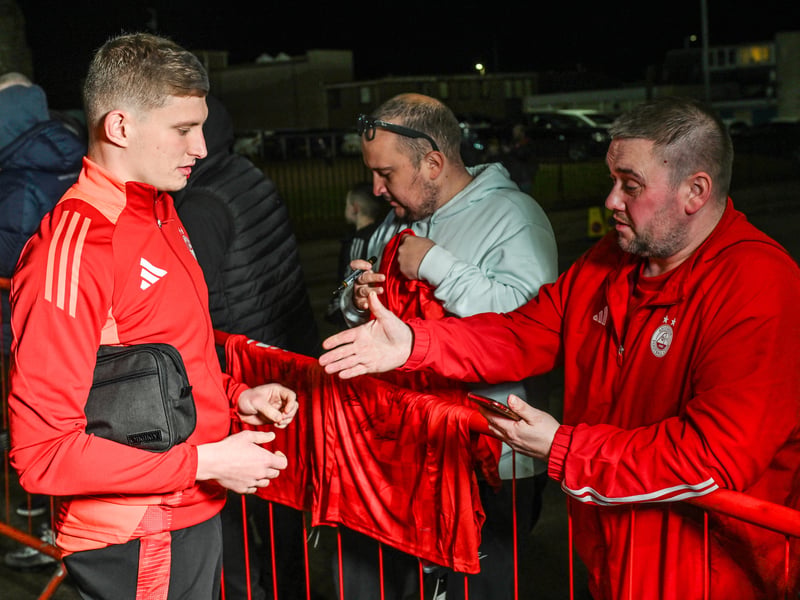 A fan welcome left-back Jack MacKenzie ahead of the game at Pittodrie.
