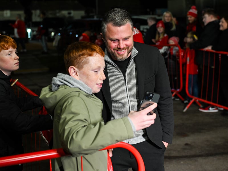 Aberdeen head coach Jimmy Thelin takes a selfie with a young fan.