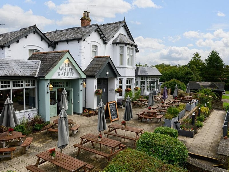 White Rabbit, Lyndhurst has a 4* rating from 1,318 reviews. A TripAdvisor reviewer said: “Absolutely stunning. One of my favourite places to visit. Served by Ellie. Super smiley and an absolute asset. We all had different meals and they were all beautiful.”