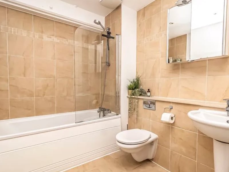 This home is an incredible flat in the centre of the city.