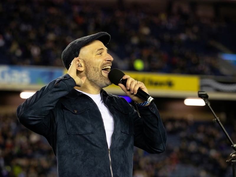 Singer-Songwriter Jeremy Levif provides the pre-match entertainment. 