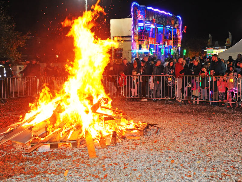 This is a family-friendly firework extravaganza with two displays for the price of one! A children’s display will take place at 6:30pm, followed by the main display at 8pm. The event also features fire breathers, rides, live music, a BBQ, hot food stalls, and a bonfire. 📍 Moortown Rugby Club, Far Moss, Alwoodley, Leeds, LS17 7NT
