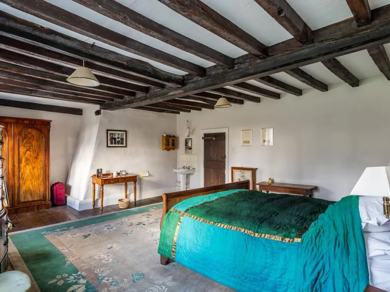 This home is on the market with house. Covering London and The Country.