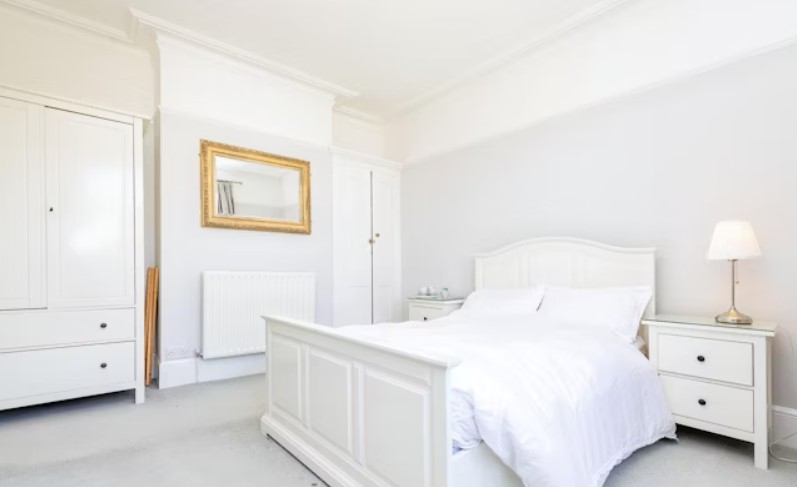 This first floor flat has no onward chain and it would be ideal for a first time buyer.